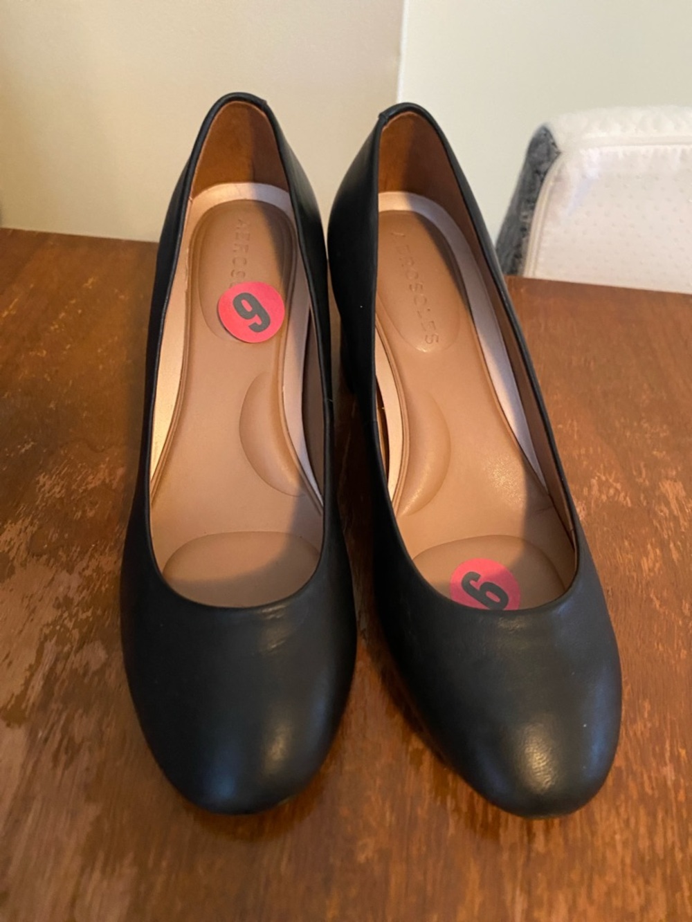 AEROSOLES Black Leather Low Block Heel Pumps